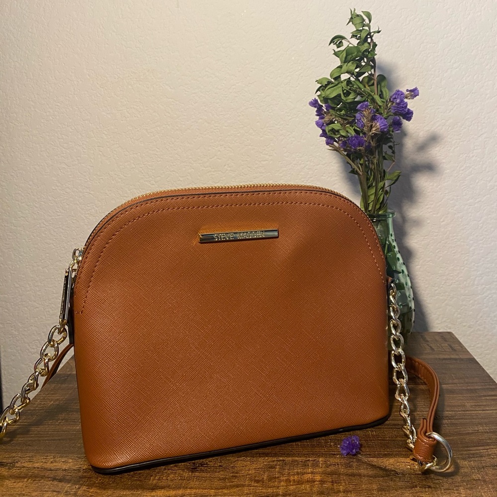 Lightly used side bag with functional zippers